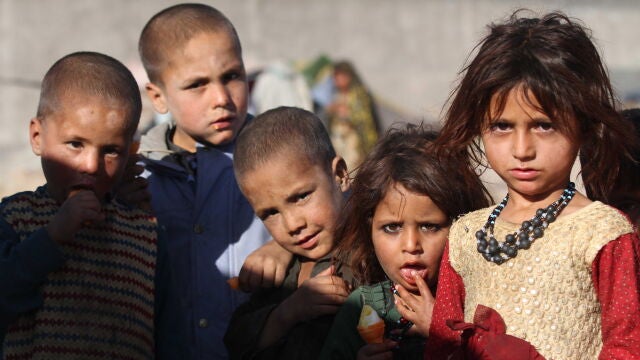 Niños desplazados de provincias afectadas por la guerra, en un refugio temporal en Herat, Afganistán