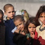 Niños desplazados de provincias afectadas por la guerra, en un refugio temporal en Herat, Afganistán