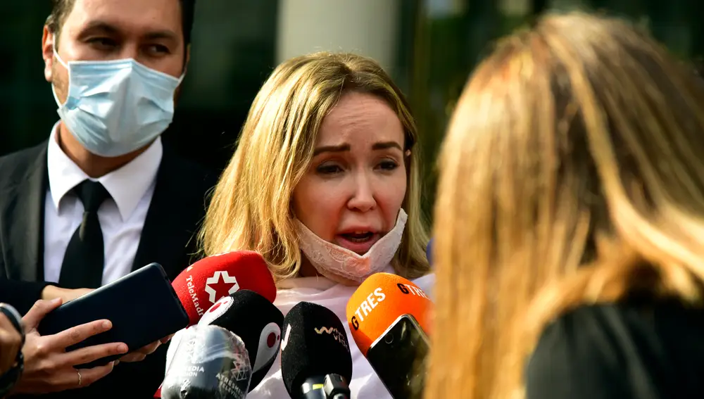 La esposa de Josep Maria Mainat, Angela Dobrowolski, llega al juzgado en Barcelona, en la Ciutat de la Justícia de Barcelona, Catalunya (España) a 25 de octubre de 2020.