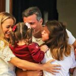 Leopoldo López abraza a sus hijos y a su esposa Lilian Tintori a su llegada a Madrid.