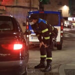 Un policía local se acerca a hablar con ciudadanos que están en un coche en Salamanca