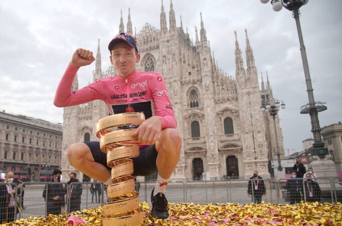 Tao Geoghegan Hart, con el trofeo de ganador del Giro