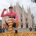 Tao Geoghegan Hart, con el trofeo de ganador del Giro