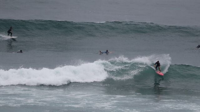 Un surfista coge una ola