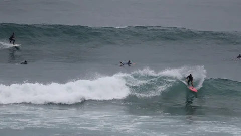 Un surfista coge una ola