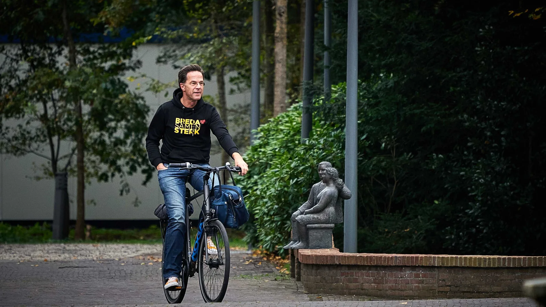 El primer ministro holandés, Mark Rutte, suele acudir en bicicleta a su oficina en La Haya