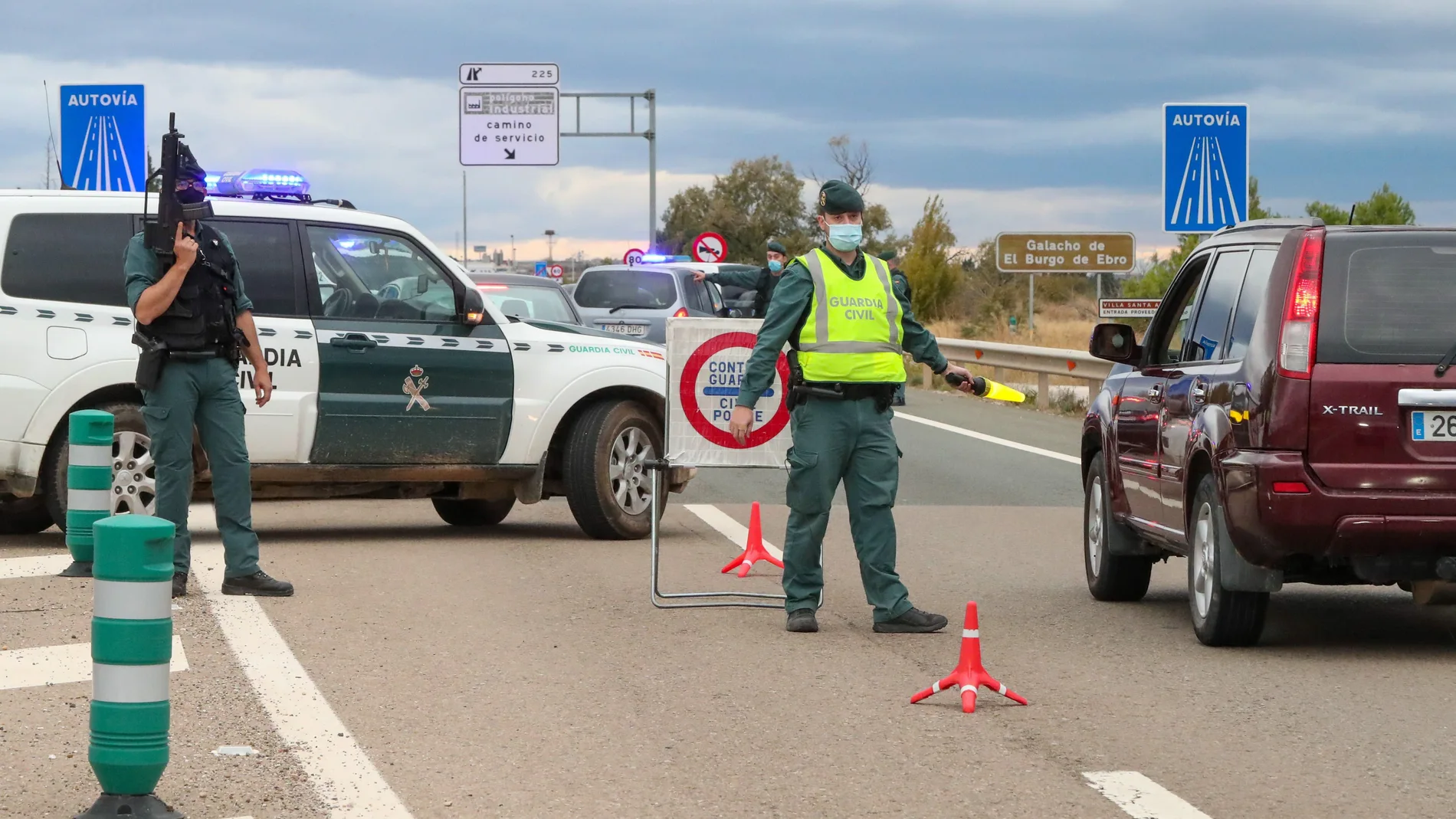 Agentes de la Guardia Civil controlan una carretera de acceso a Zaragoza