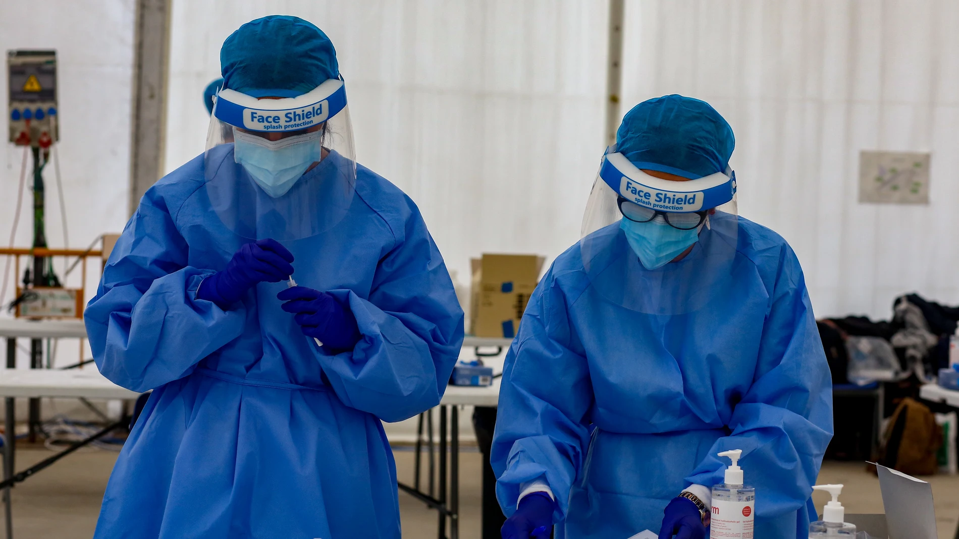 Dos sanitarias trabajan en un dispositivo para la realización de test de antígenos la en la carpa de la Malvaloca, en la zona básica de Sierra de Guadarrama, en Collado Villalba