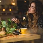 Es importante destacar que no es una modalidad de estilo de alimentación exenta de riesgos y que no está indicada para todo el mundo. Hay que entender que es una “filosofía de alimentación” y no tendría ningún sentido hacerlo de forma incompleta o errática, dado que sus beneficios se consiguen a largo plazo.