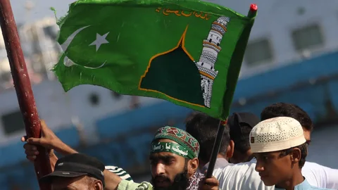 Karachi (Pakistan), 26/10/2020.- Musulmanes en la celebración del Mawlid al-Nabi, el aniversario del nacimiento de Mahoma.