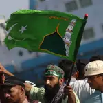 Karachi (Pakistan), 26/10/2020.- Musulmanes en la celebración del Mawlid al-Nabi, el aniversario del nacimiento de Mahoma.