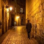 Un hombre camina por una calle solitaria en el centro de Praga