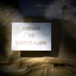 Vista de un cartel donde se lee 'Cerramos por estado de alarma' en la zona básica de salud de Guzmán el Bueno,