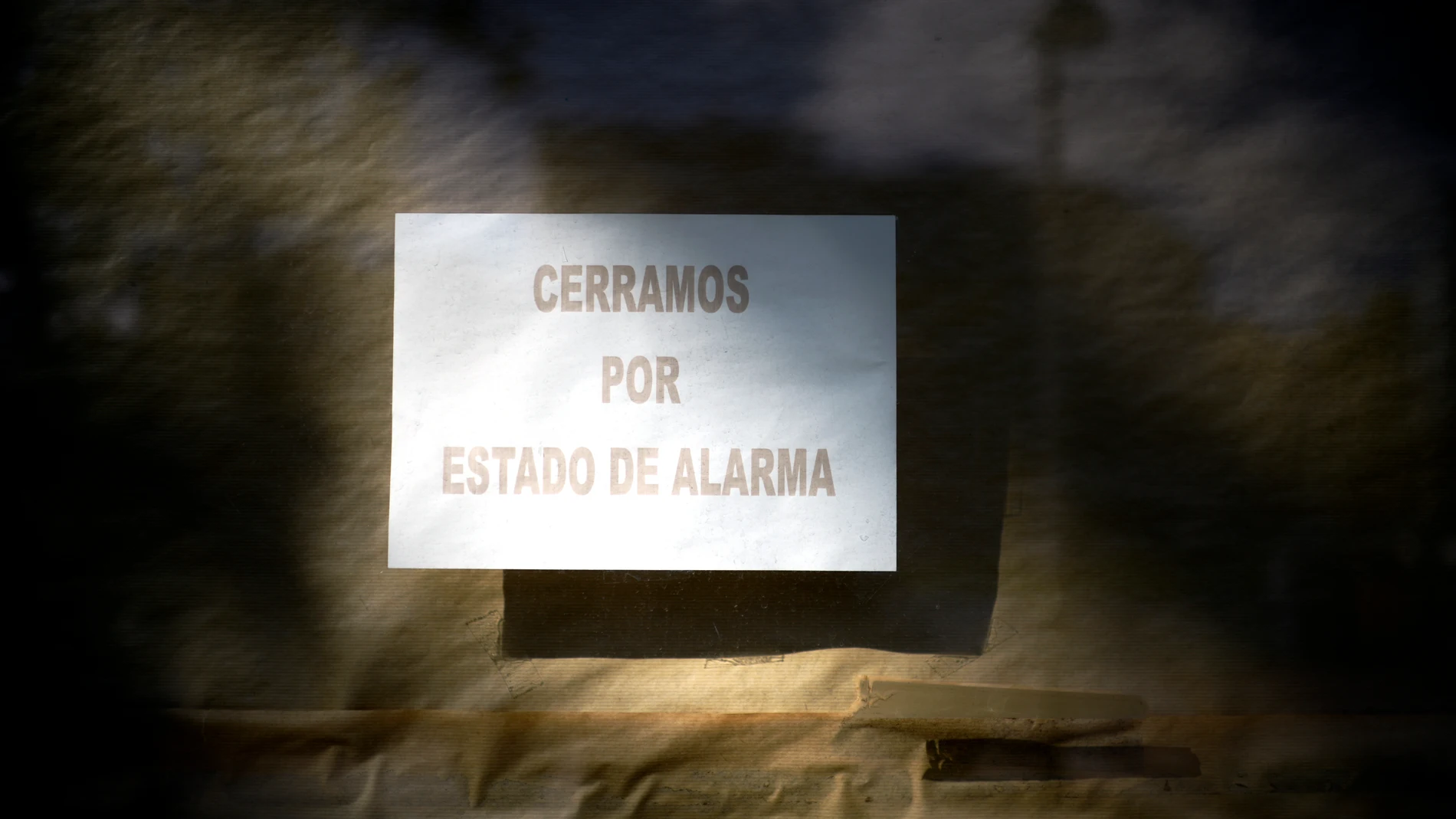 Vista de un cartel donde se lee 'Cerramos por estado de alarma' en la zona básica de salud de Guzmán el Bueno,