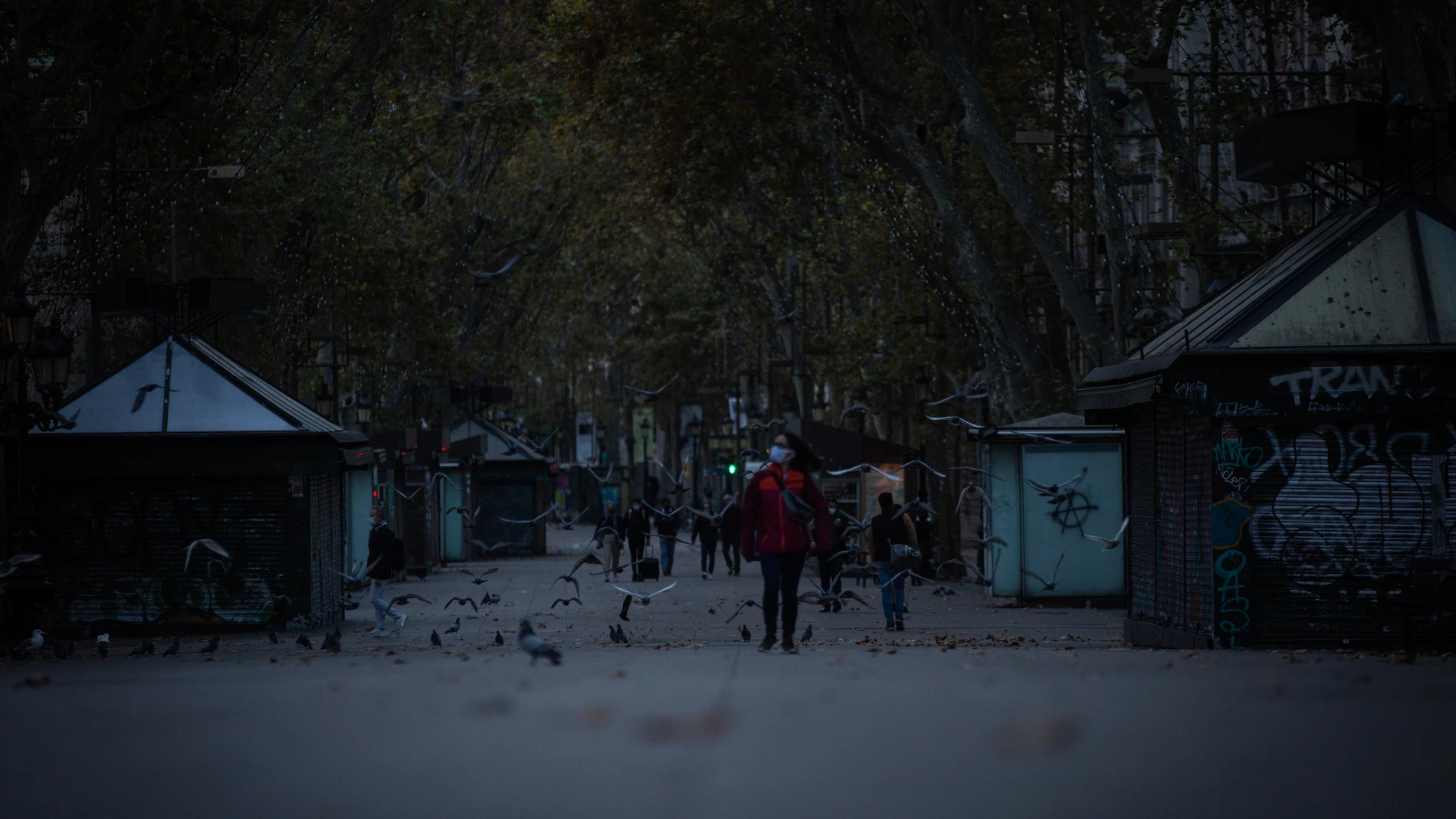 Varias personas caminan por el centro de Barcelona en el primer amanecer después del toque de queda en la ciudad