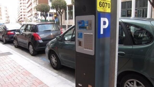 Imagen de coches aparcados en zona azul en una calle de LogroñoEUROPA PRESS (Foto de ARCHIVO)15/01/2013