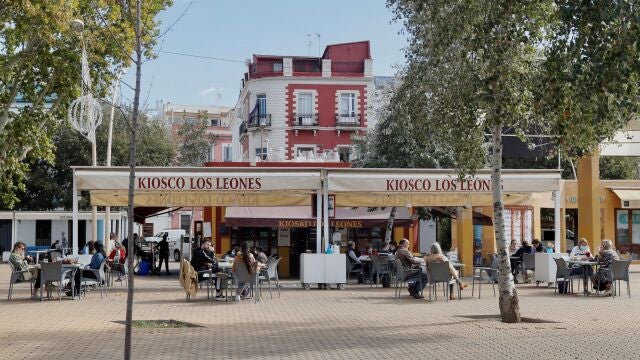 Veladores en la zona de la Alameda de Hércules en Sevilla