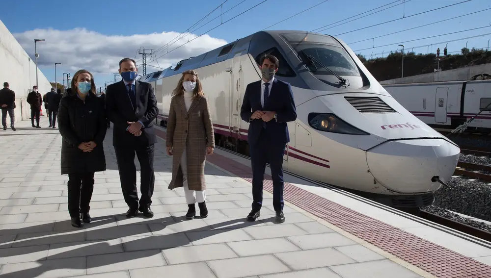 GRAF8194. OTERO DE SANABRIA (ZAMORA), 26/10/2020.- El ministro de Transportes, Movilidad y Agenda Urbana, José Luis Ábalos (2i), junto a la ministra de Trabajo y Economía Social, Yolanda Díaz (2d), y el consejero de Fomento y Medio Ambiente de la Junta de Castilla y León, Juan Carlos Suárez-Quiñones (d), inauguran el recorrido inaugural de tramo Zamora-Pedralba de la Pradería, perteneciente a la Línea de Alta Velociad (LAV) Madrid-Galicia.EFE/Mariam A. Montesinos/POOL