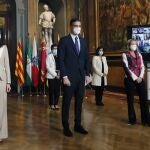 El presidente del Gobierno, Pedro Sánchez (c) junto a la presidenta del Senado Pilar Llop (i), la vicepresidenta de Asuntos Económicos, Nadia Calviño (d); la ministra de Asuntos Exteriores, Arancha González Laya (2i) y la ministra de Política Territorial y Función Pública, Carolina Darias (2i) mientras en la pantalla se conecta los diferentes presidentes autonómicos durante la Conferencia de presidentes autonómicos celebrada este lunes en Madrid donde se analizará el reparto de los fondos europeos de reconstrucción. EFE/Chema Moya POOL