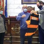 Joan Ribó recibe a el equipo de rugby Les Abelles, por su ascenso.