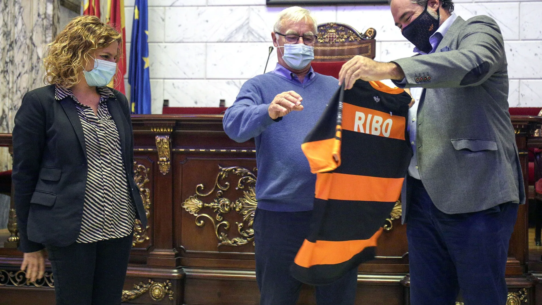 Joan Ribó recibe a el equipo de rugby Les Abelles, por su ascenso.