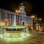 La Puerta del Sol se muestra vacía y sin gente durante la primera noche de toque de queda en Madrid (España), a 26 de octubre de 2020.