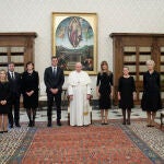 El Papa Francisco (c) posa en una fotografía conjunta con el presidente del Gobierno, Pedro Sánchez, en el Vaticano, en 2020