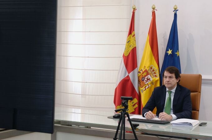 El presidente de la Junta de Castilla y León, Alfonso Fernández Mañueco asiste a la Conferencia de presidentes autonómicos que se celebra de forma telemática.
