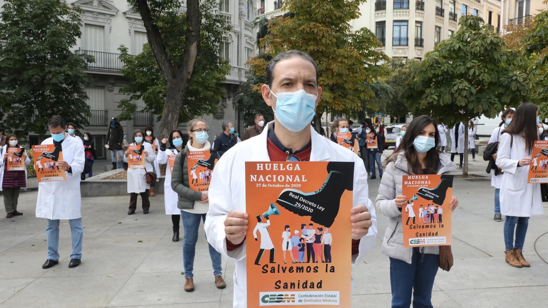 Componentes de la Asociación de Médicos y Titulados Superiores de Madrid (Amyts); de la Confederación Estatal de Sindicatos Médicos (CESM); y del Foro de la Profesión Médica, sostienen pancartas como signo de protesta durante una concentración convocada frente al Congreso de los Diputados, a finales de octubre
