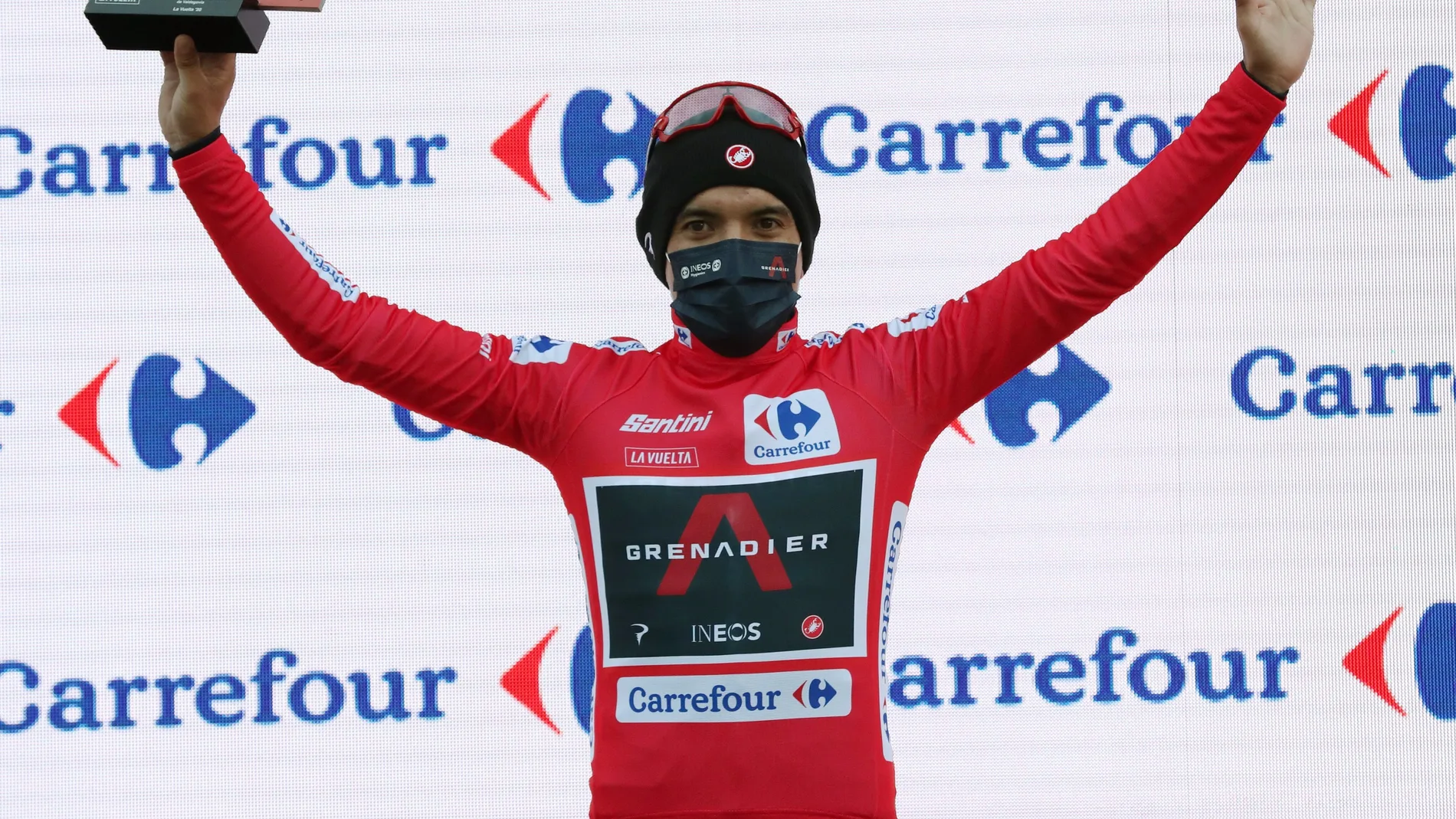 Richard Carapaz defiende el maillot rojo de líder