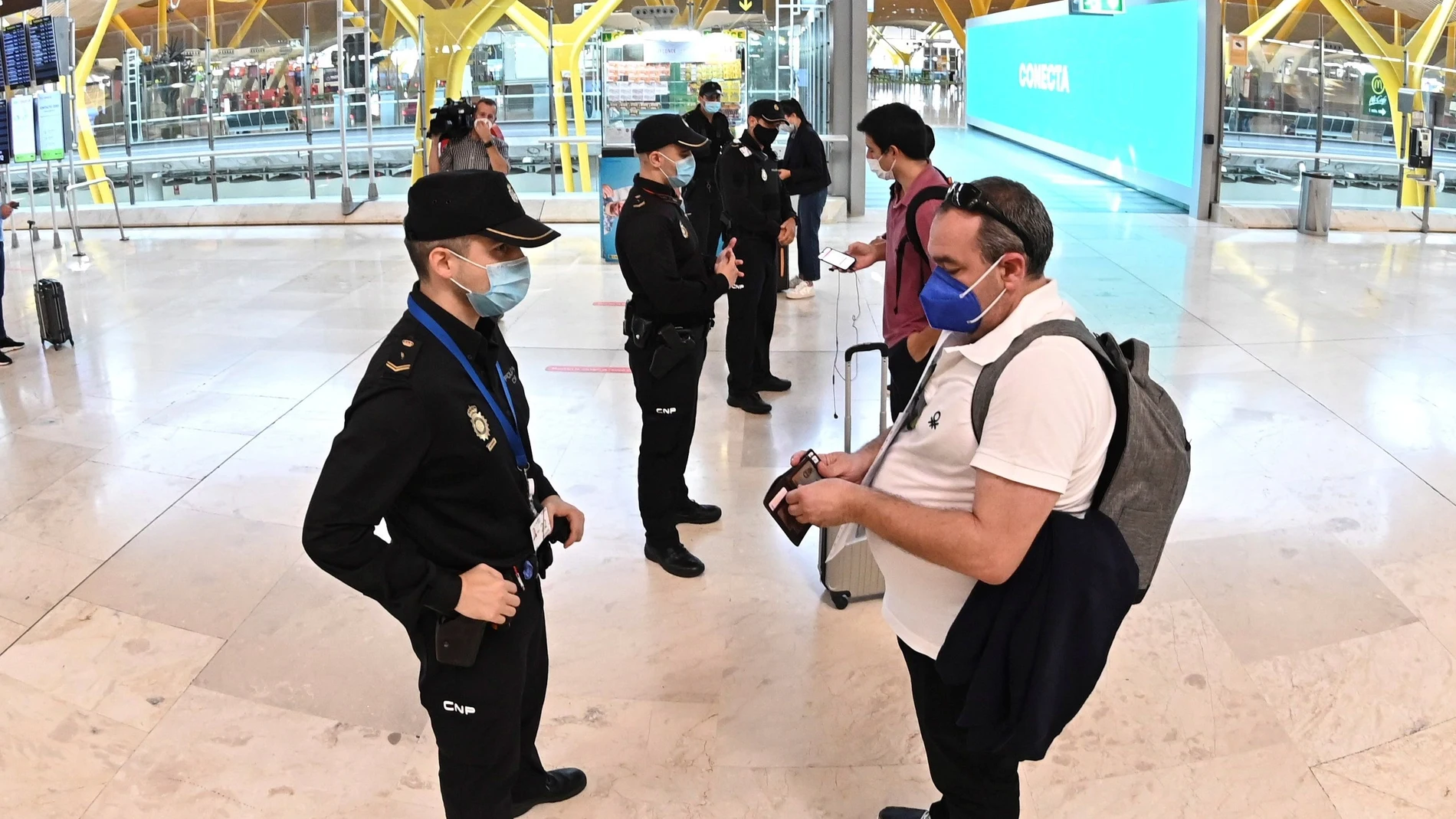 Agentes de la Policía Nacional controlan el acceso a la T-4 del Aeropuerto Adolfo Suárez Madrid-Barajas.