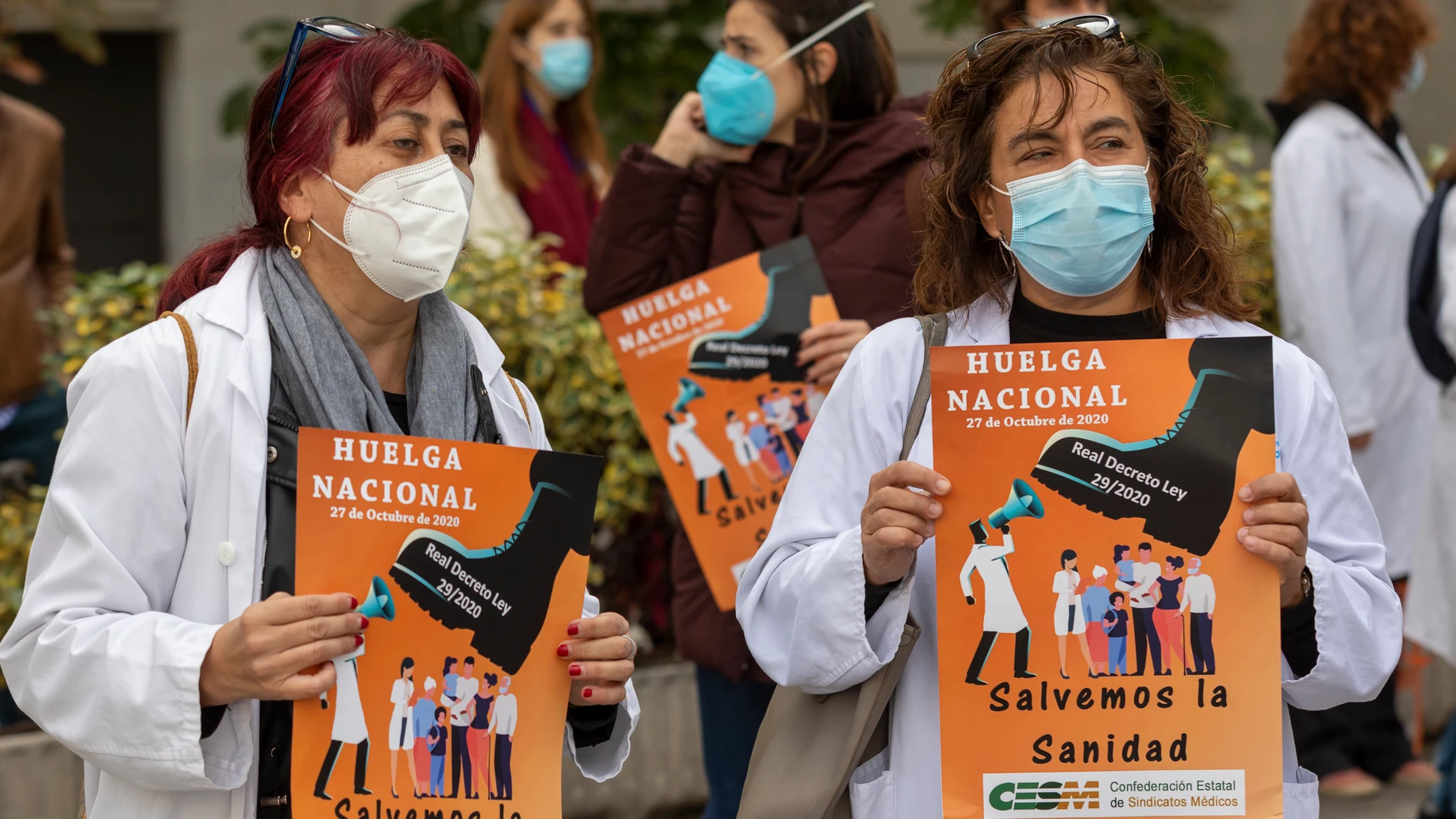 Concentración de médicos en la Plaza de las Cortes para protestar por el Real Decreto Ley 29/2020 del Gobierno