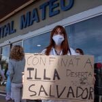 Concentración de médicos frente a las puertas del Hospital Mateu Orfila de Mahón durante el primer día de la huelga que convocó la Confederación Estatal de Sindicatos Médicos (CESM) contra el "decretazo" que, en su opinión, les precariza y rebaja la calidad asistencial.