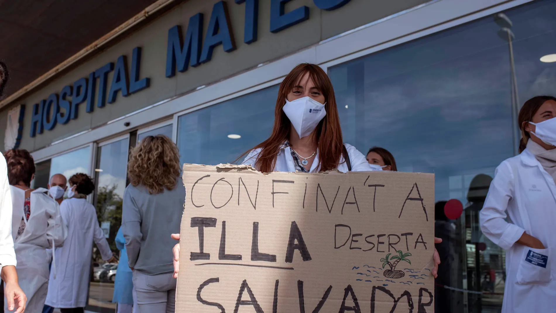 Concentración de médicos frente a las puertas del Hospital Mateu Orfila de Mahón durante el primer día de la huelga que convocó la Confederación Estatal de Sindicatos Médicos (CESM) contra el "decretazo" que, en su opinión, les precariza y rebaja la calidad asistencial.