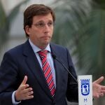 El alcalde de Madrid, José Luis Martínez-Almeida durante la rueda de prensa tras el pleno del ayuntamiento celebrado este martes