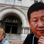 Manifestantes con máscaras de Trump y Xi Jinping