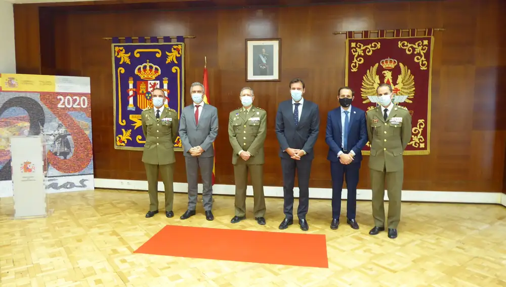 El nuevo delegado de Defensa en Castilla y León, el coronel Joaquín Blanco, junto al alcalde de Valladolid, óscar Puente; el presidente de la Diputación, Conrado Íscar; el delegado del Gobierno en castilla y León, Javier Izquierdo; y los coroneles Vicente González y Jesús Ángel García Lidón