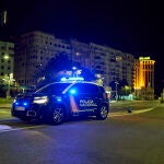 Un coche de Policía Nacional circula por una calle de Santander, Cantabria (España) | Fuente: Juan Manuel Serrano Arce / Europa Press