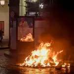 Contenedores incendiados en los disturbios de anoche en el centro de Turín