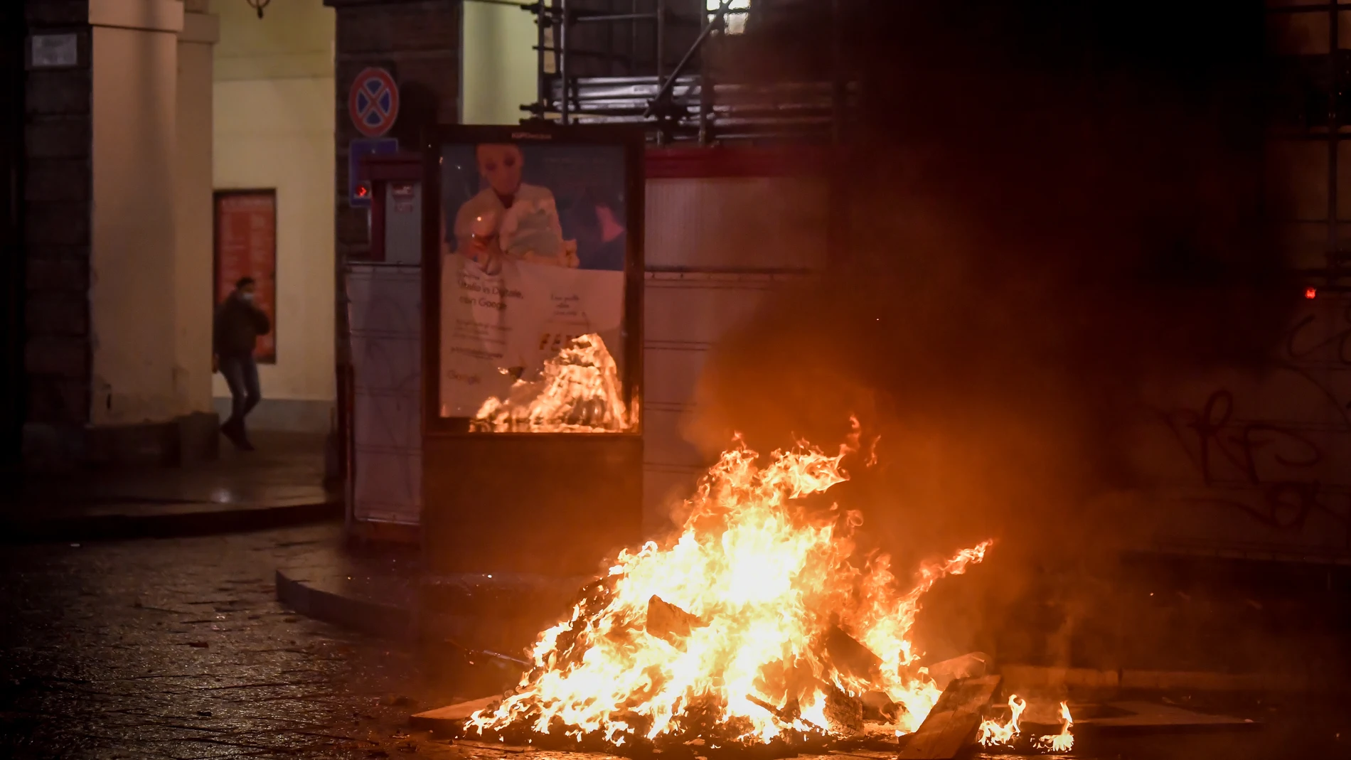 Contenedores incendiados en los disturbios de anoche en el centro de Turín