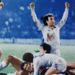Los jugadores del Real Madrid abrazan a Carlos Santillana, autor del gol decisivo.