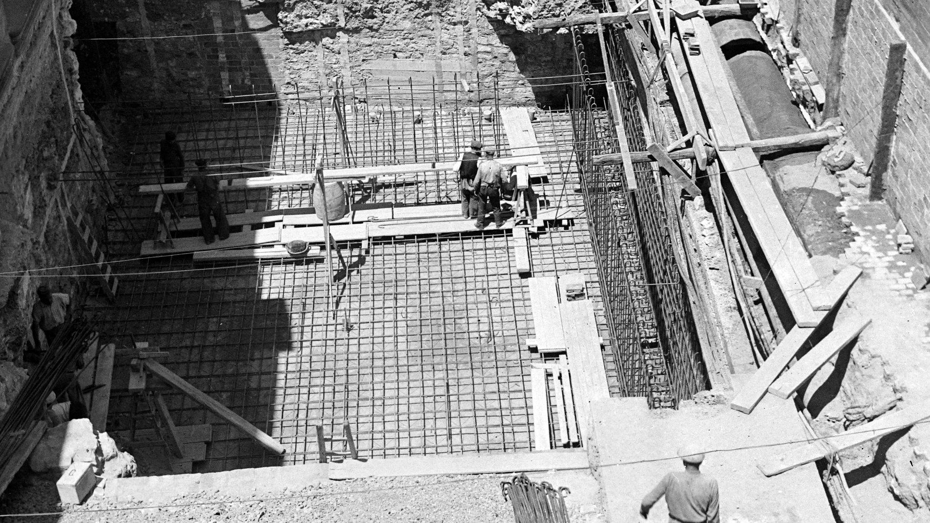 Momento de la construcción, en 1937, del refugio antiaéreo de la Generalitat. GOVERN (Foto de ARCHIVO)