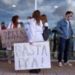 Concentración de médicos frente a las puertas del Hospital Mateu Orfila el pasado martes