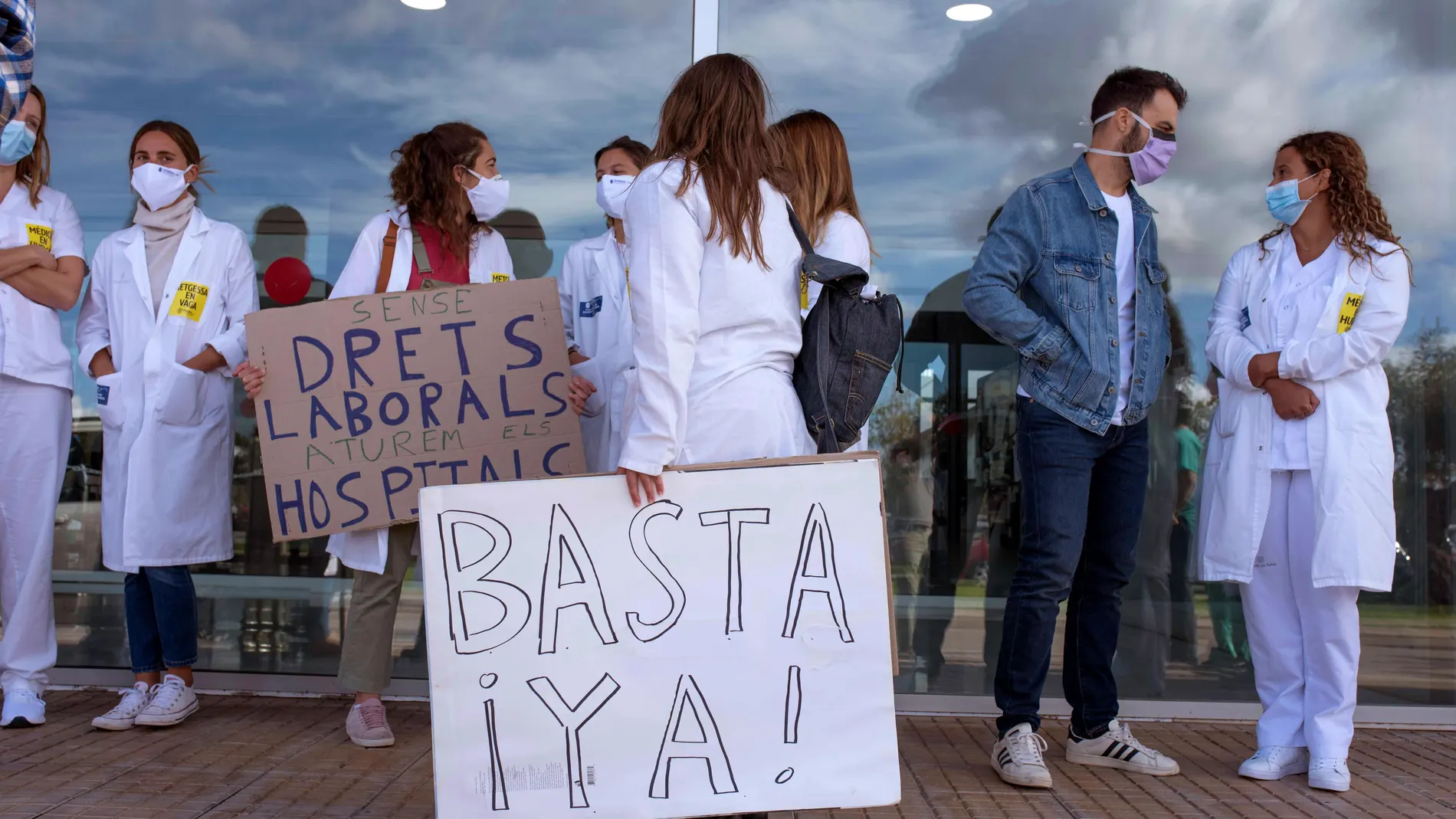Concentración de médicos frente a las puertas del Hospital Mateu Orfila el pasado martes