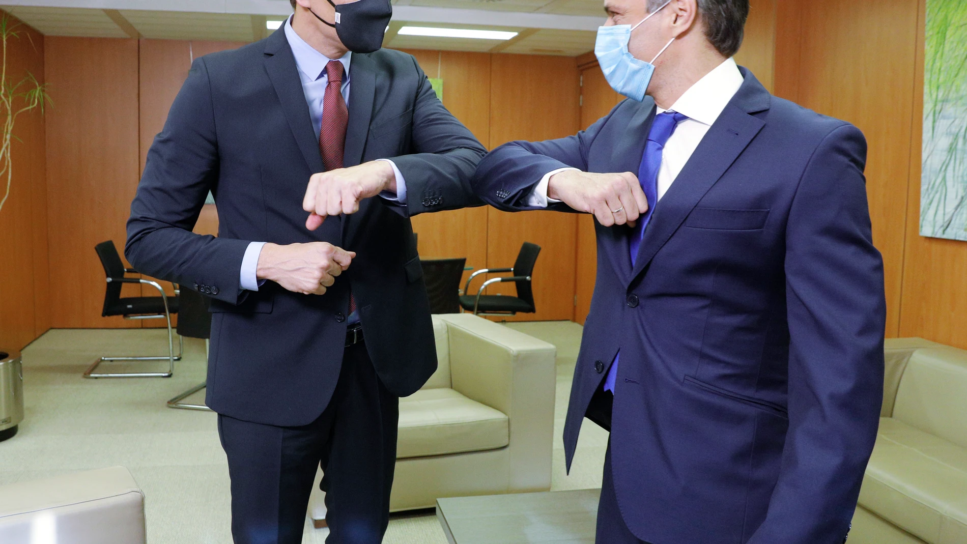 El presidente del Gobierno y secretario general del PSOE, Pedro Sánchez, y el opositor venezolano Leopoldo López, se saludan en la sede socialista de la calle Ferraz