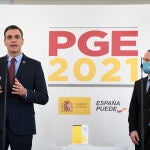 El presidente del gobierno, Pedro Sánchez (i), junto al vicepresidente segundo y ministro de Derechos Sociales y Agenda 2030, Pablo Iglesias