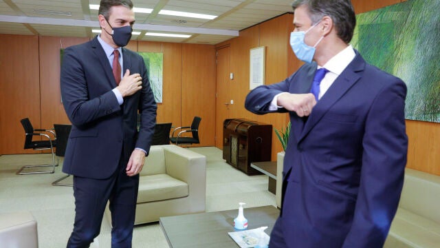 El presidente del Gobierno y secretario general del PSOE, Pedro Sánchez (i) y el opositor venezolano en Leopoldo López, se saludan antes de comenzar una reunión organizada en la sede socialista de la calle Ferraz, en Madrid (España), a 27 de octubre de 2020. Sánchez ha recibido a López dos días después de su llegada a España tras abandonar la embajada española en Caracas, donde se encontraba hospedado desde el 30 de abril de 2019.27 OCTUBRE 2020;LEOPOLDO LOPEZ;SANCHEZ;FERRAZ;PSOEPsoe27/10/2020
