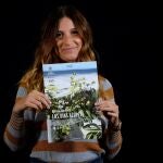 La cineasta Laura Hojman, con el cartel del documental, obra del pintor sevillano Antonio Barahona