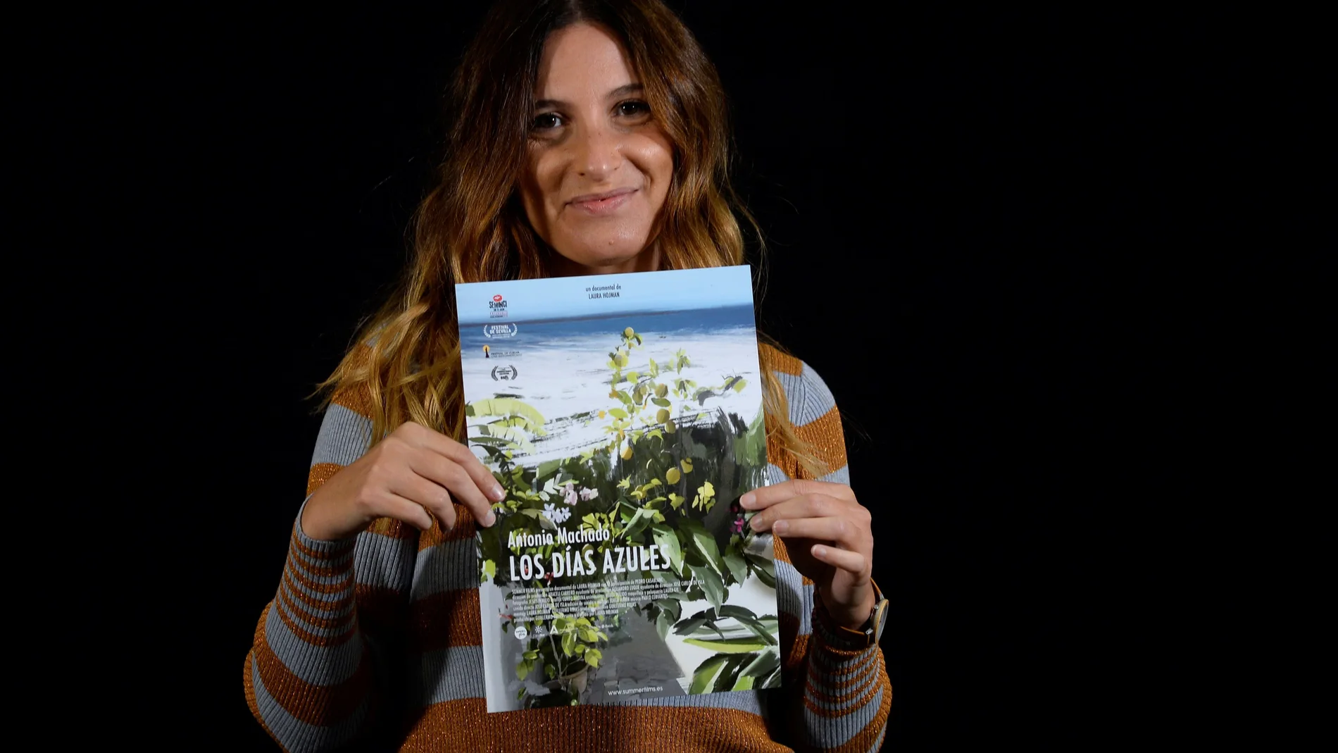 La cineasta Laura Hojman, con el cartel del documental, obra del pintor sevillano Antonio Barahona