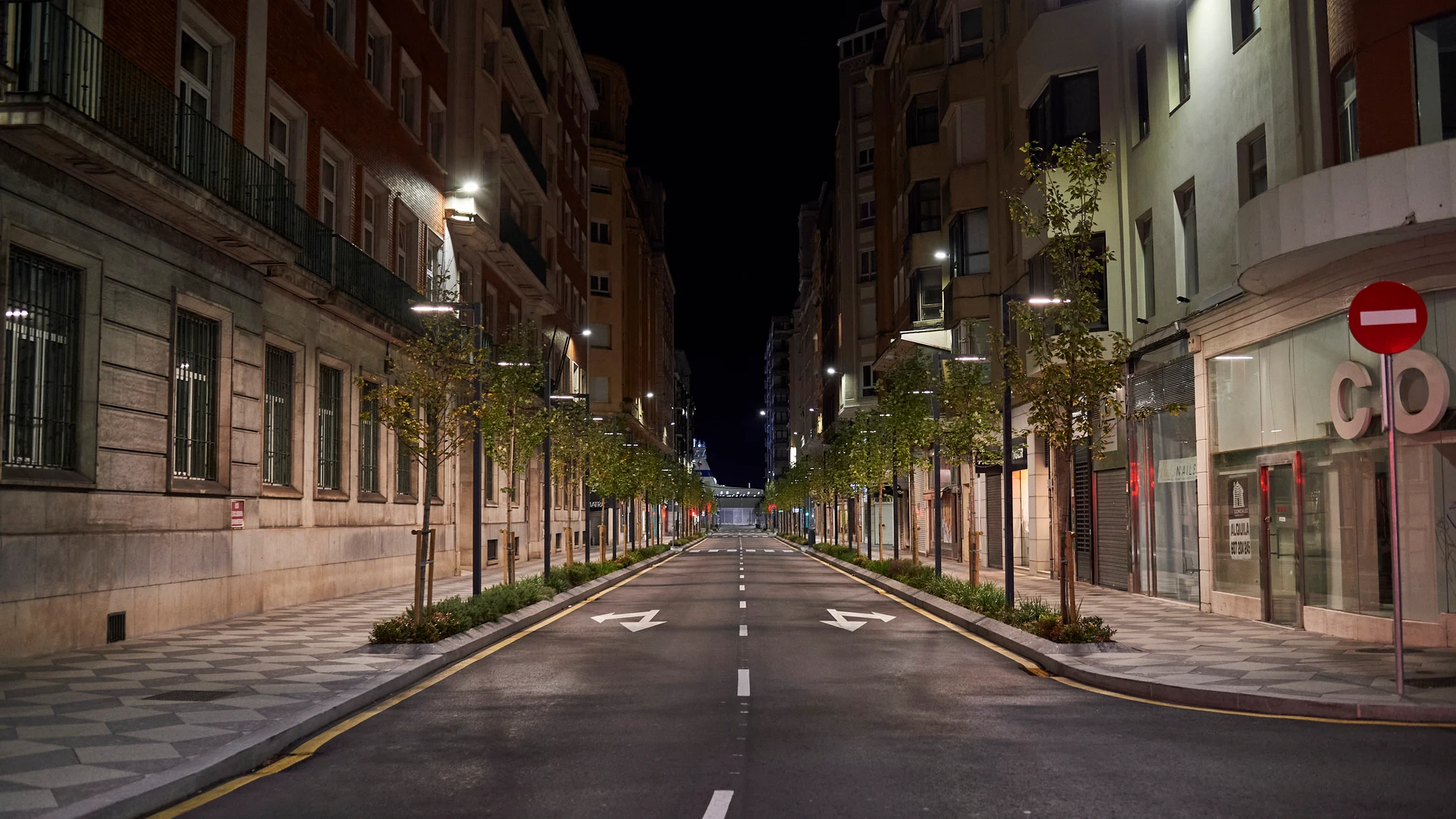 Una calle de Barcelona, en plena noche de toque de queda. Europa Press